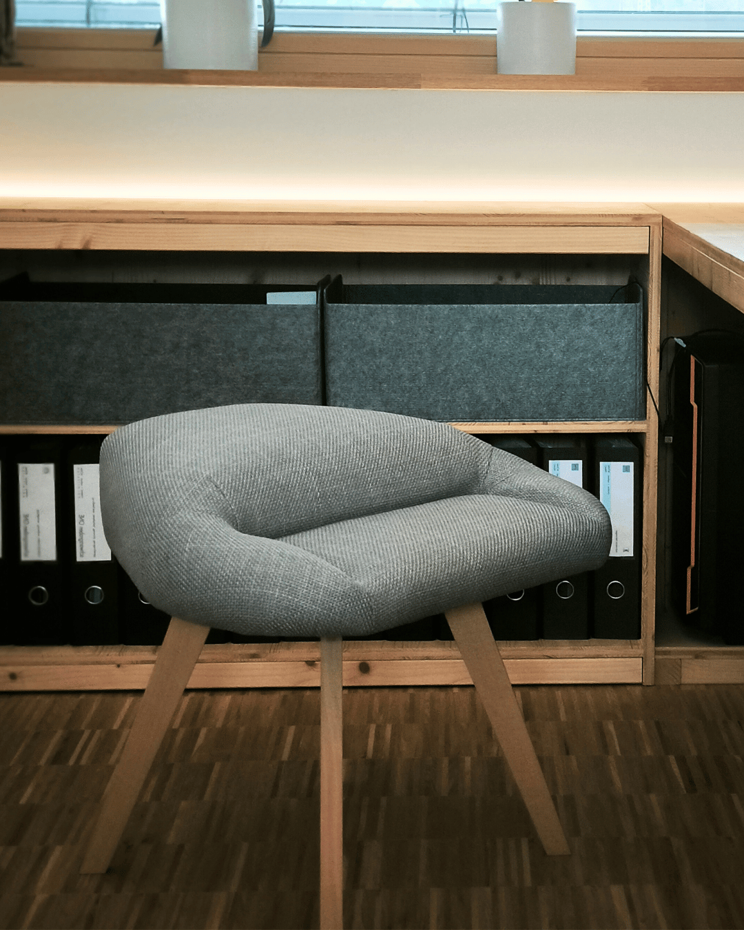 Bürostuhl, Stuhl für den Schneidersitz in Grau und Buche, abgebildet in einem Büro