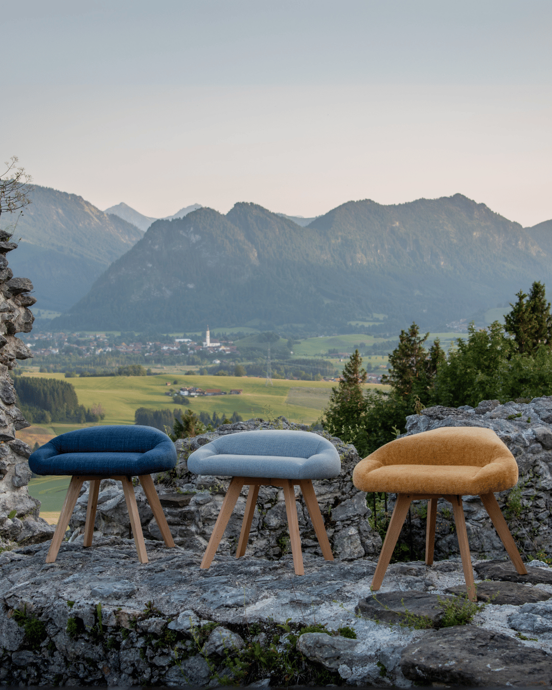 Stuhl für den Schneidersitz: Gesamte Kollektion aus Blau, Grau, Gelb, abgebildet auf einer Burgruine