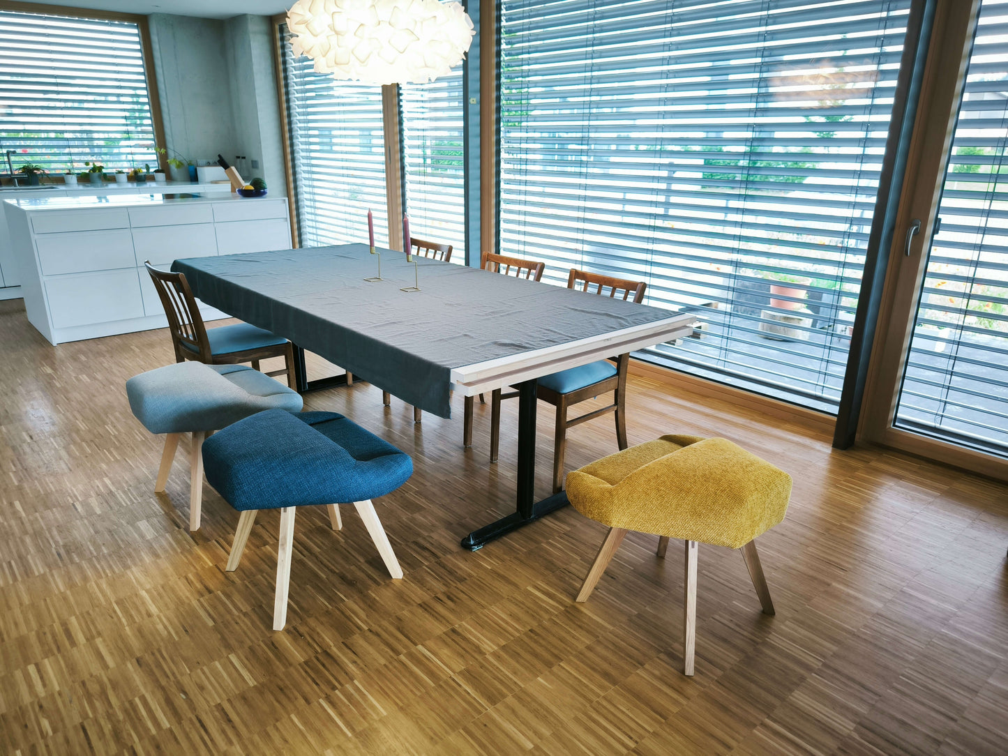 Stuhl für den Schneidersitz: Gesamte Kollektion aus Blau, Grau, Gelb, abgebildet im Esszimmer