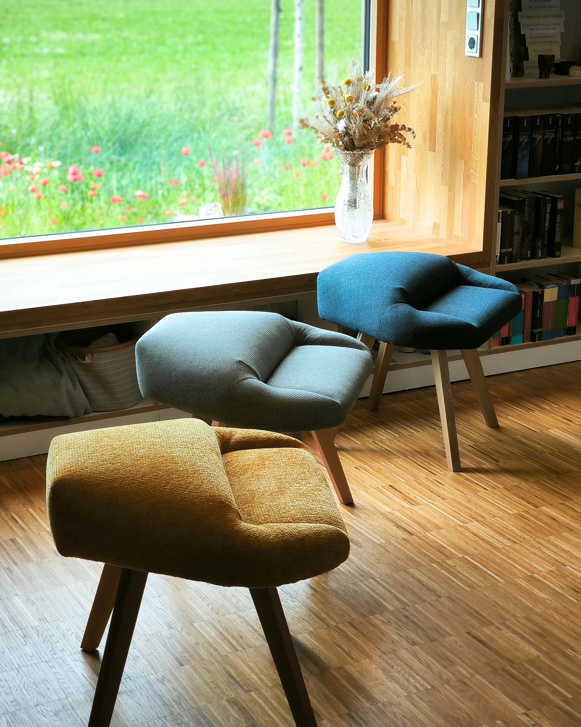 Stuhl für den Schneidersitz: Gesamte Kollektion aus Blau, Grau, Gelb, abgebildet im Wohnzimmer