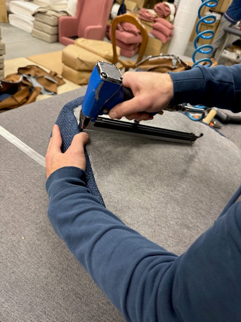 Stuhl für den Schneidersitz: Polster-Manufaktur, Polsterbezug wird festgetackert