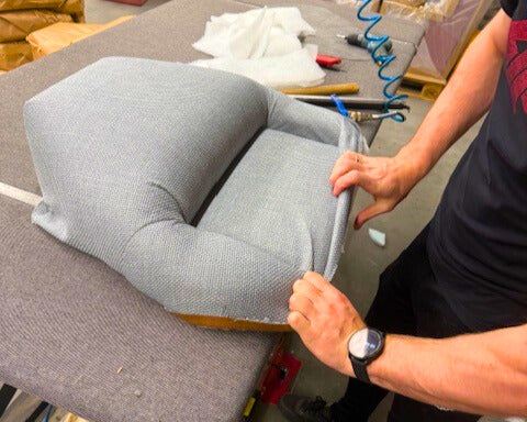 Stuhl für den Schneidersitz: Polster-Manufaktur, Polster wird von Hand bezogen