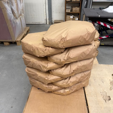 Stuhl für den Schneidersitz: Polster in plastikfreier Verpackung, gestapelt