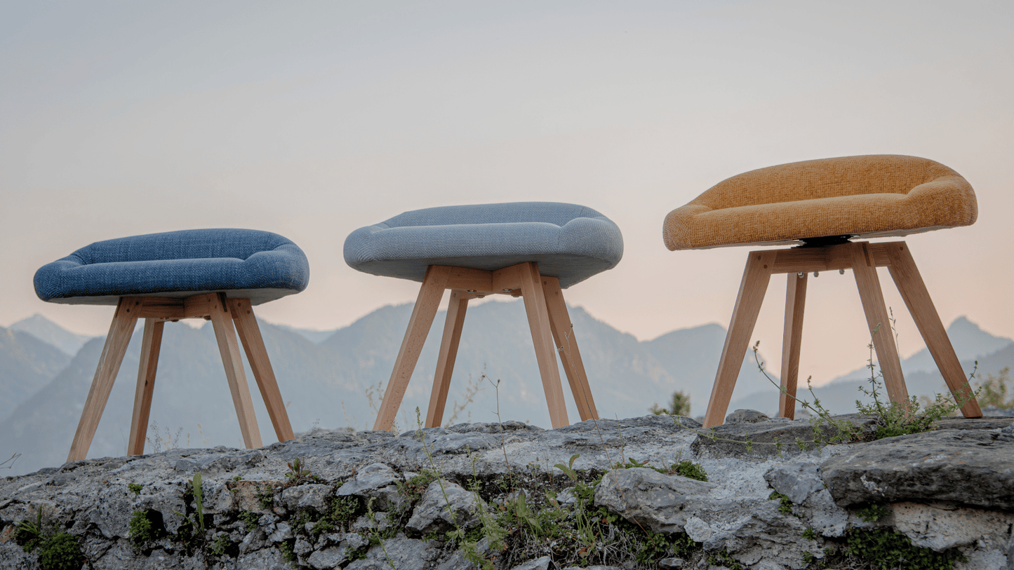 Stuhl für den Schneidersitz: Gesamte Kollektion aus Blau, Grau, Gelb, abgebildet auf einer Burgruine