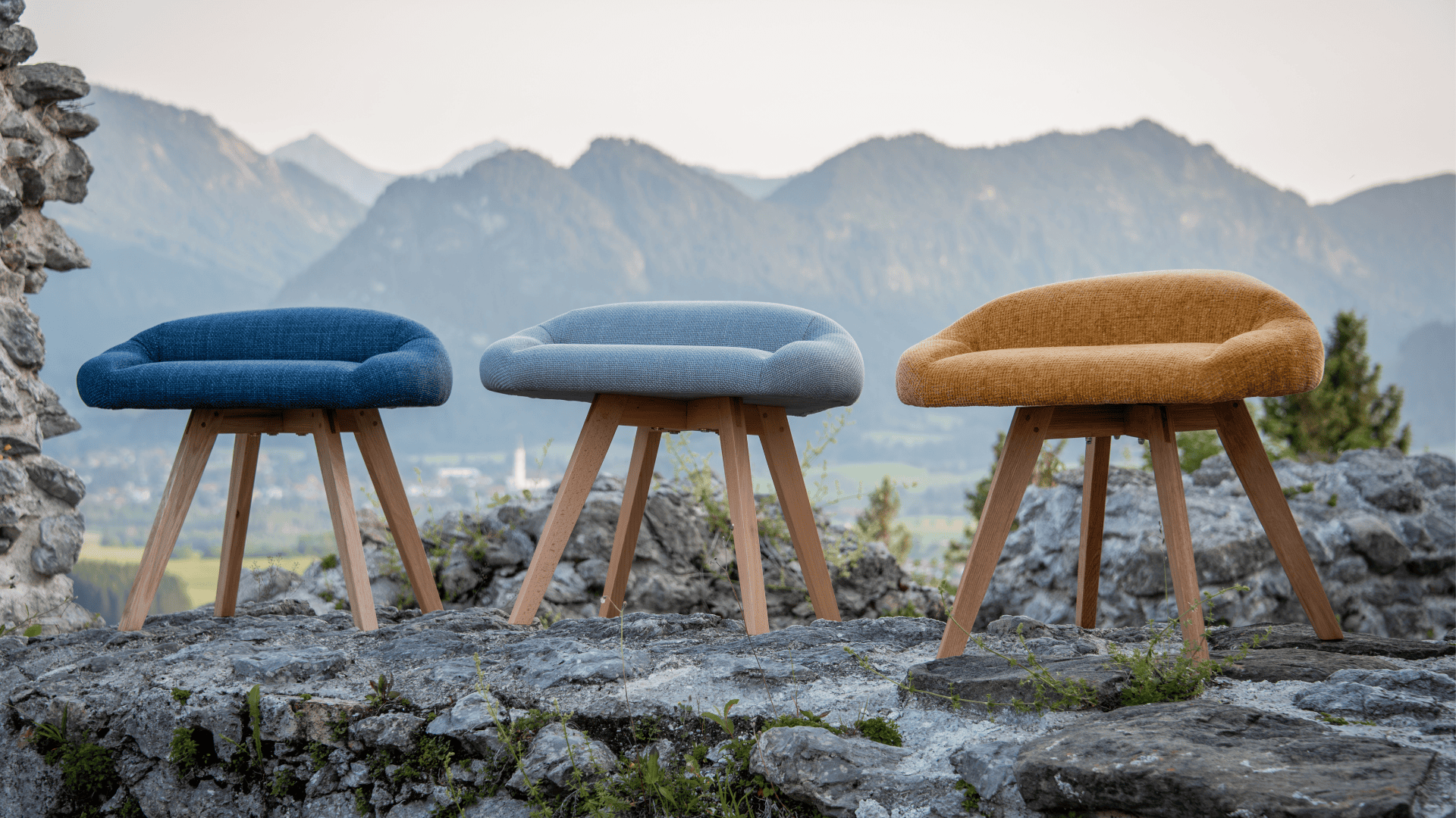 Stuhl für den Schneidersitz: Gesamte Kollektion aus Blau, Grau, Gelb, abgebildet auf einer Burgruine