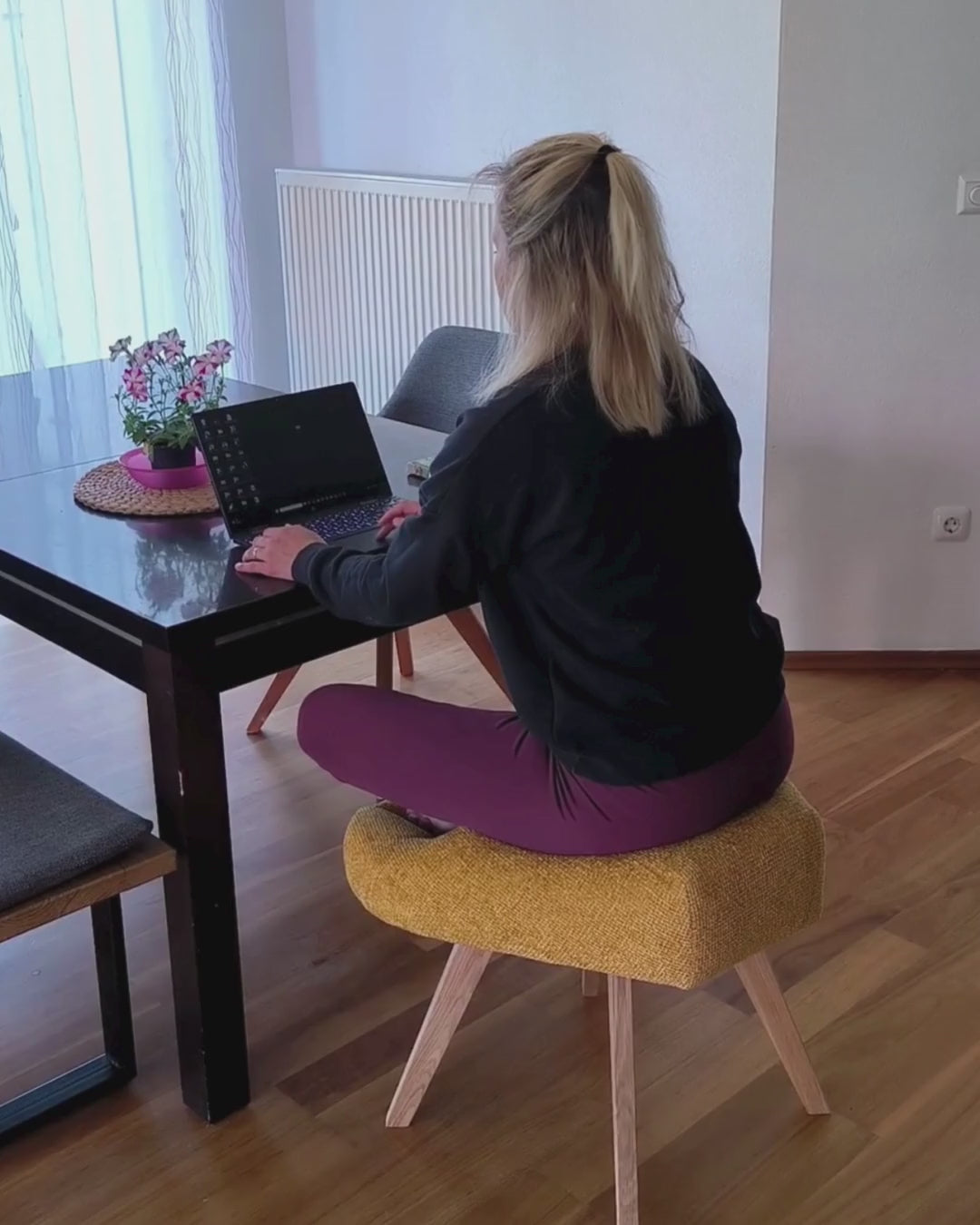 Video zeigt die Drehfunktion des Stuhls für den Schneidersitz